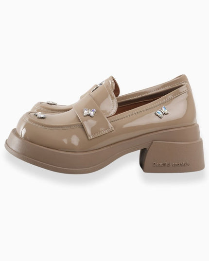 Mocasines de charol camel con apliques de mariposa