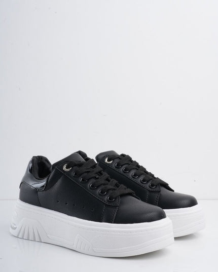Tenis negros con suela blanca y plataforma