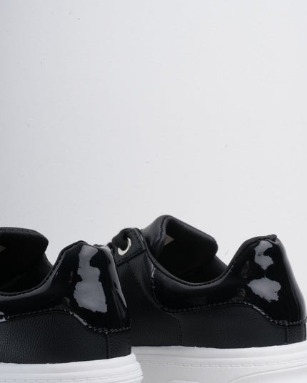 Tenis negros con suela blanca y plataforma