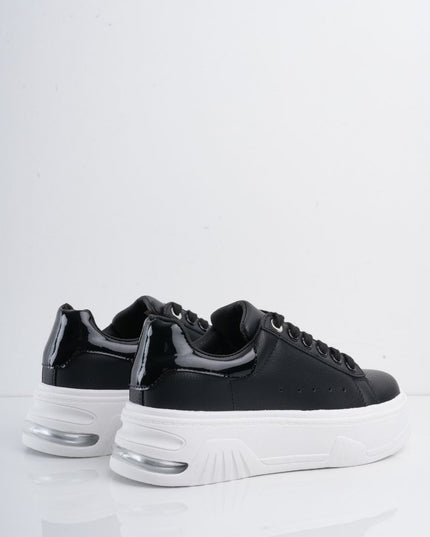 Tenis negros con suela blanca y plataforma