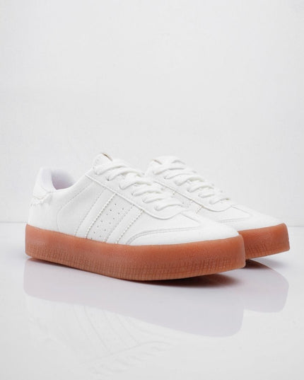 Tenis blancos con detalle de encaje