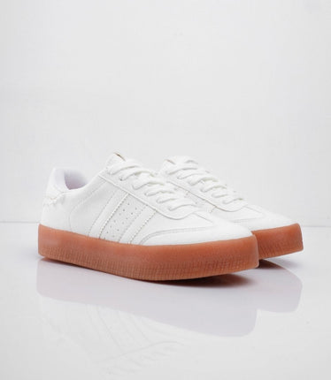 Tenis blancos con detalle de encaje