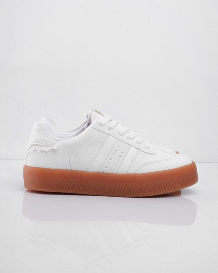 Tenis blancos con detalle de encaje