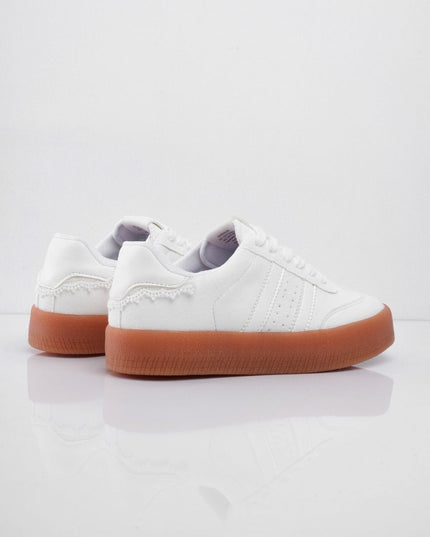 Tenis blancos con detalle de encaje