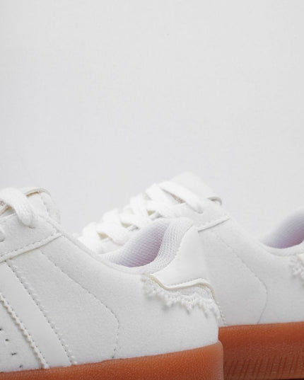 Tenis blancos con detalle de encaje
