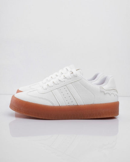 Tenis blancos con detalle de encaje