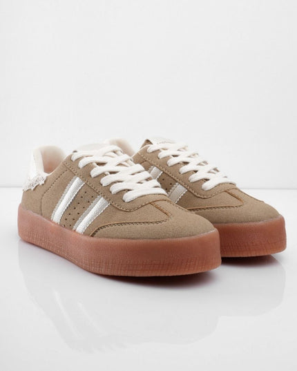 Tenis camel con detalle de encaje