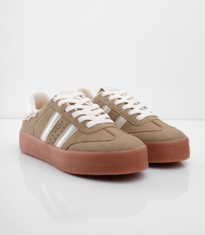 Tenis camel con detalle de encaje