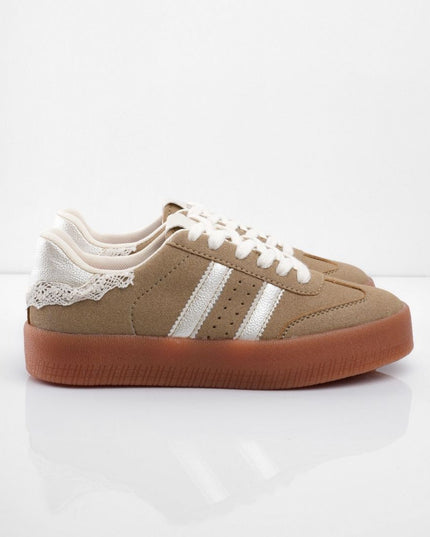 Tenis camel con detalle de encaje