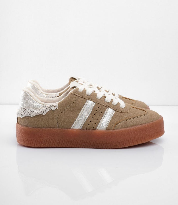 Tenis camel con detalle de encaje