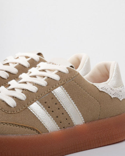 Tenis camel con detalle de encaje