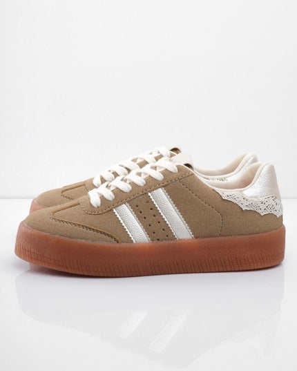 Tenis camel con detalle de encaje
