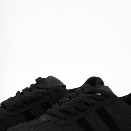 Tenis negros con detalle de encaje