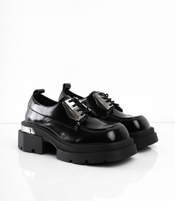 Zapatos negros de cordón con apliques plateados