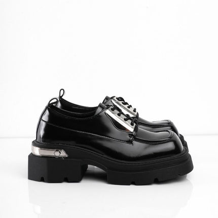 Zapatos negros de cordón con apliques plateados