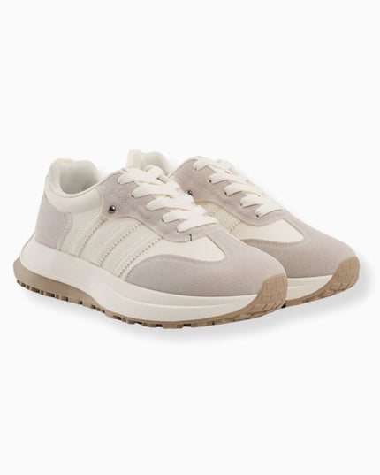 Tenis blancos con puntera gris en gamuza