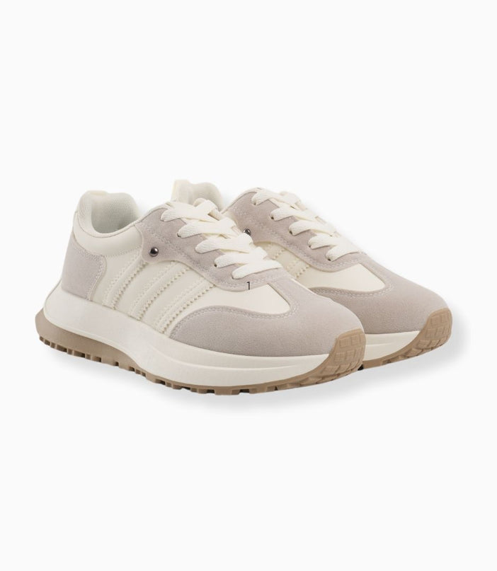 Tenis blancos con puntera gris en gamuza