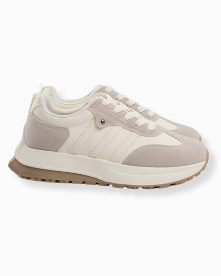 Tenis blancos con puntera gris en gamuza