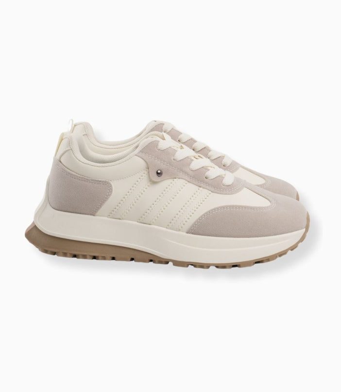 Tenis blancos con puntera gris en gamuza
