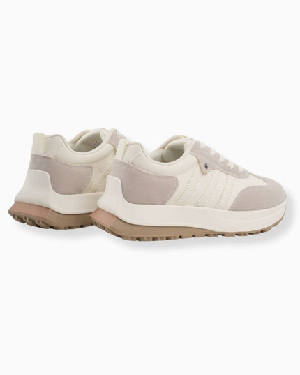 Tenis blancos con puntera gris en gamuza