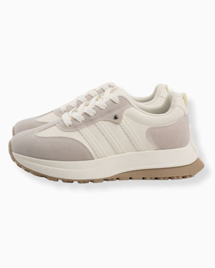 Tenis blancos con puntera gris en gamuza