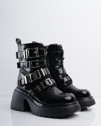 Bota negra de charol con múltiples correas