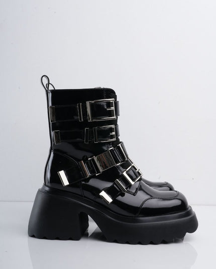 Bota negra de charol con múltiples correas