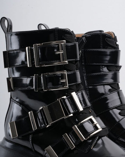 Bota negra de charol con múltiples correas
