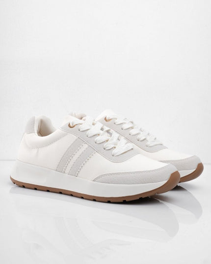 Tenis blancos con líneas y puntera gris