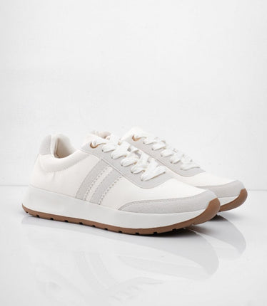 Tenis blancos con líneas y puntera gris