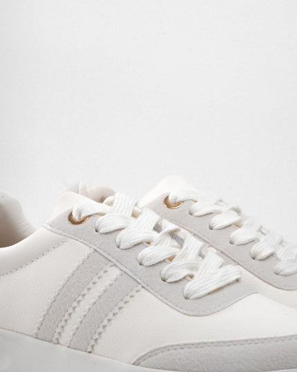 Tenis blancos con líneas y puntera gris