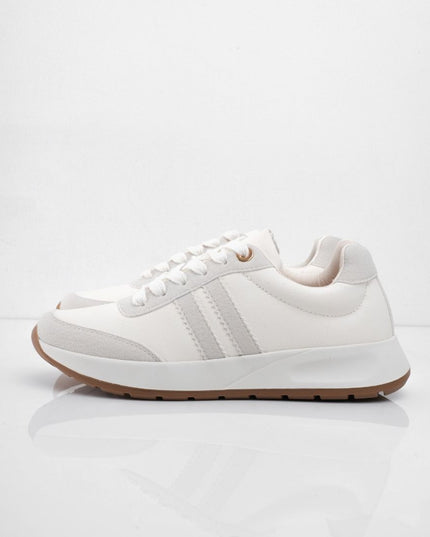 Tenis blancos con líneas y puntera gris