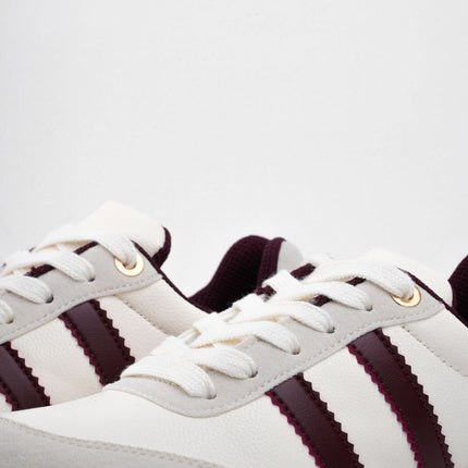 Tenis blancos con líneas vinotinto y puntera gris