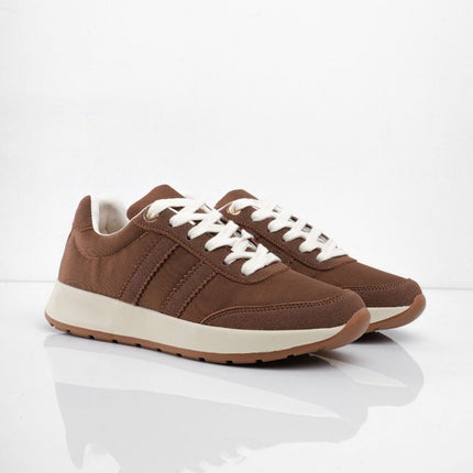 Tenis café con cordones blancos