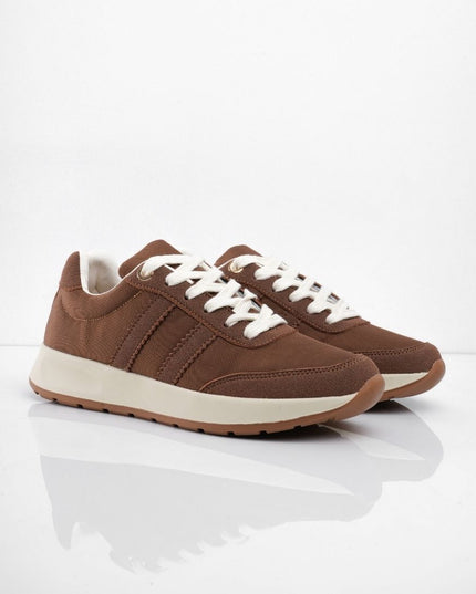 Tenis café con cordones blancos