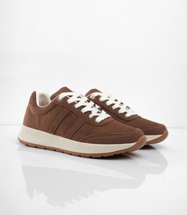 Tenis café con cordones blancos