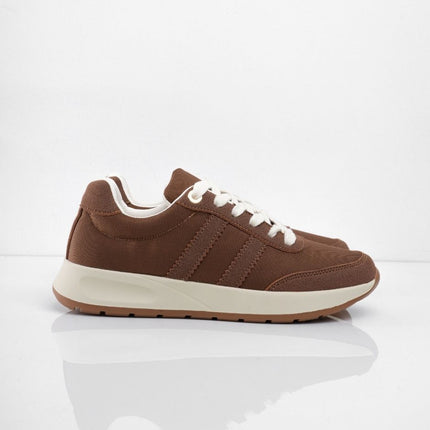 Tenis café con cordones blancos