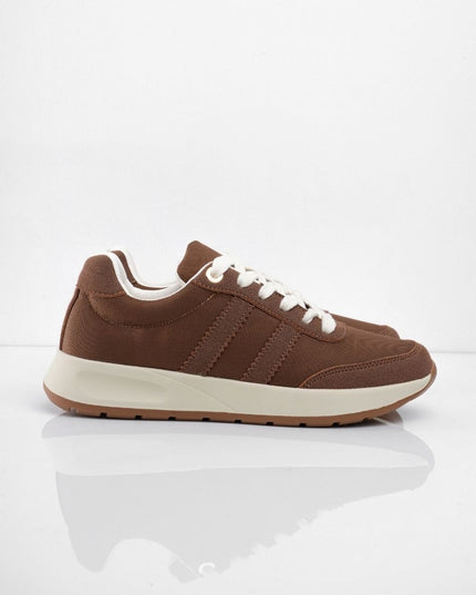 Tenis café con cordones blancos