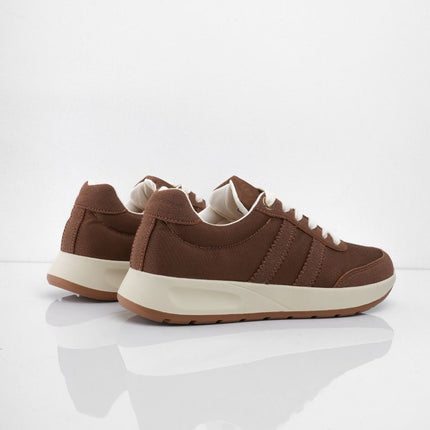 Tenis café con cordones blancos
