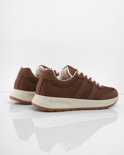 Tenis café con cordones blancos