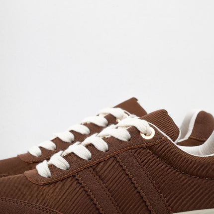 Tenis café con cordones blancos