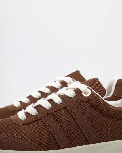 Tenis café con cordones blancos