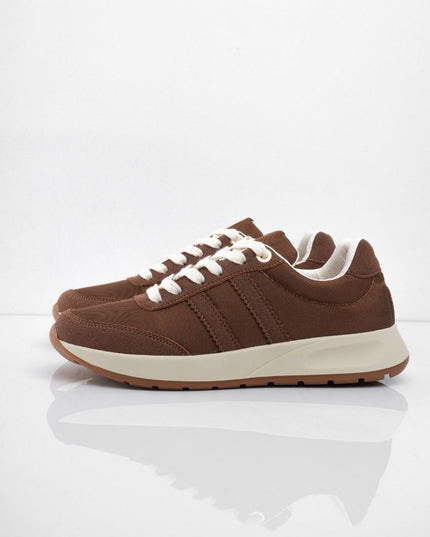 Tenis café con cordones blancos