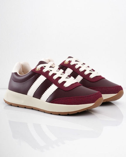Tenis vinotinto con líneas y puntera matte