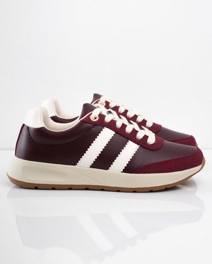 Tenis vinotinto con líneas y puntera matte