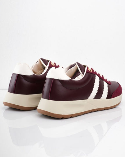 Tenis vinotinto con líneas y puntera matte