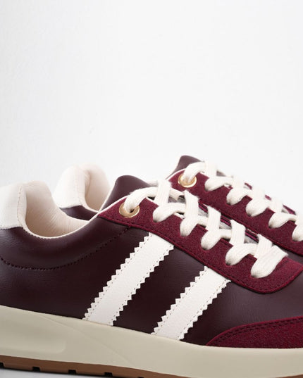 Tenis vinotinto con líneas y puntera matte