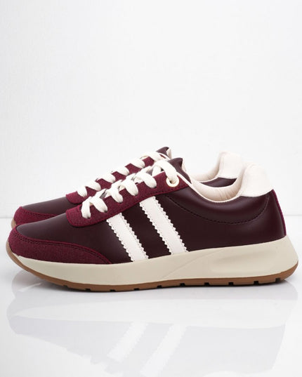 Tenis vinotinto con líneas y puntera matte