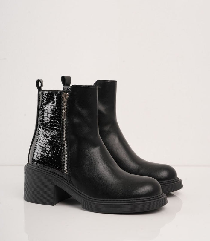 Botin negro con cremallera lateral y diseño craquelado