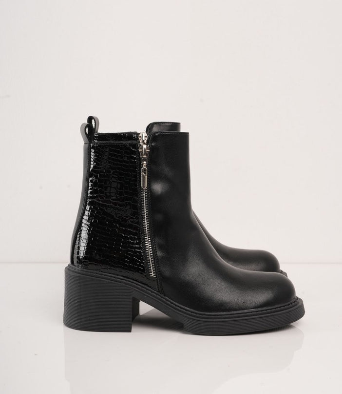 Botin negro con cremallera lateral y diseño craquelado